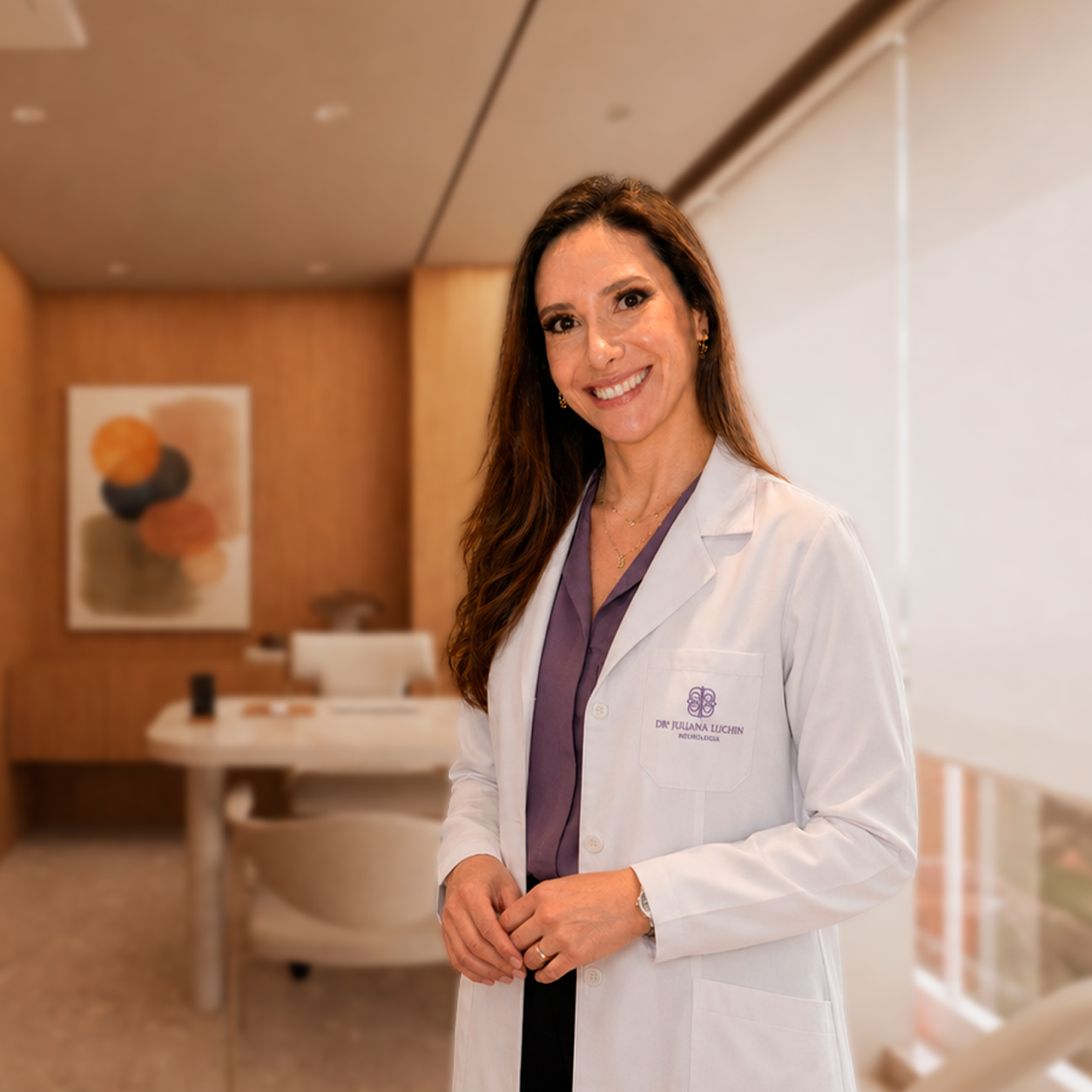 Dra. Juliana Luchin sorrindo em consultório